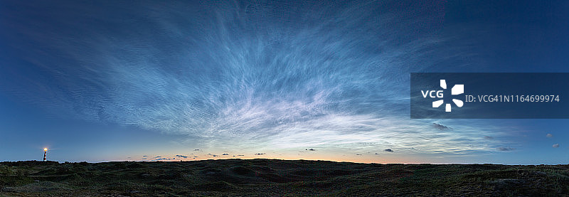 荷兰阿美兰岛的夜光云图片素材