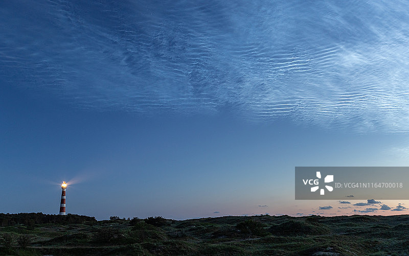 荷兰阿美兰岛的夜光云图片素材