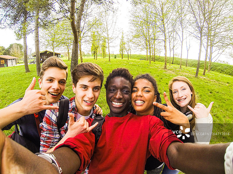 公园里年轻的多种族朋友的自拍图片素材