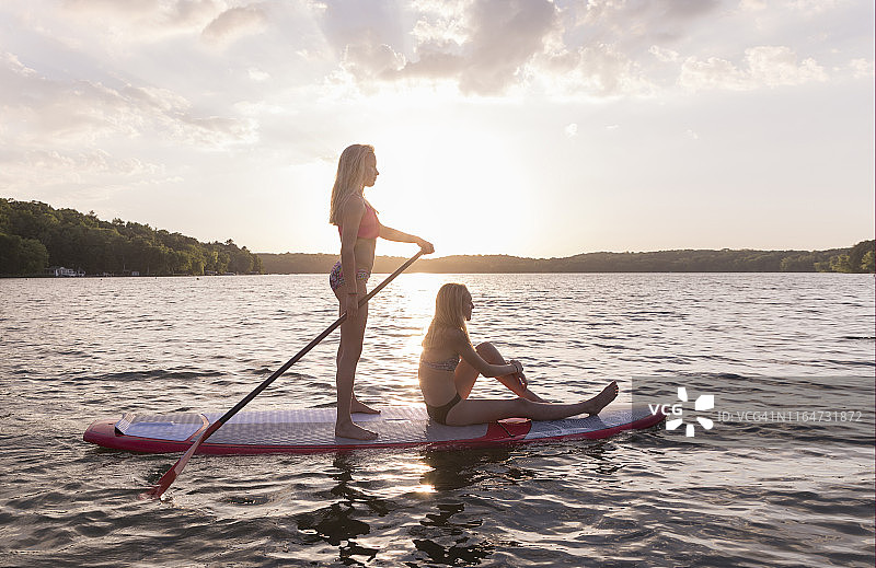 两个女孩在明尼苏达州划桨板图片素材