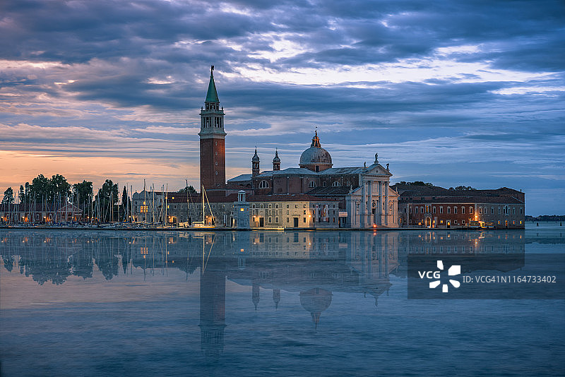 意大利威尼斯圣乔治马焦雷教堂和圣马可运河（日出）图片素材