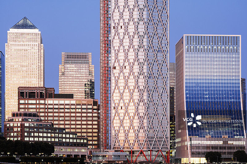 黄昏时分的现代伦敦摩天大楼和金融区图片素材