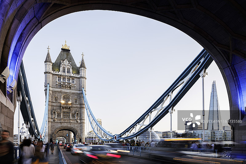 伦敦地标前高峰时段交通和游客的模糊运动图片素材