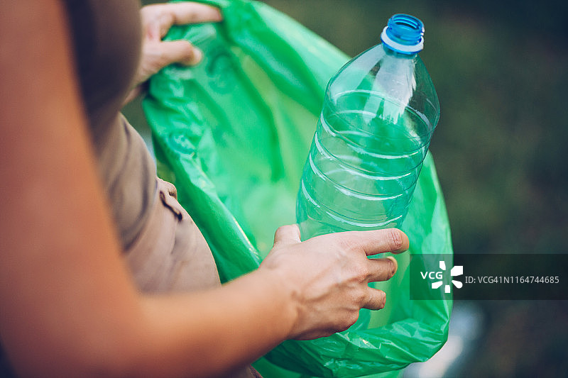 志愿者在户外回收塑料瓶图片素材