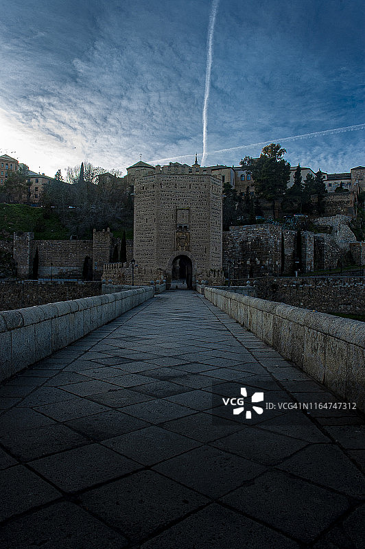 西班牙托莱多阿尔坎塔拉桥大门图片素材