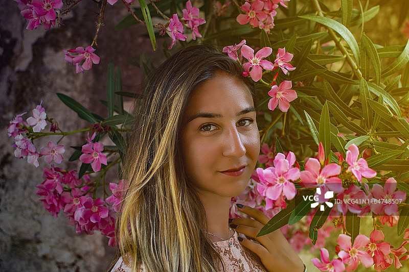 希腊莱夫卡达市的日落与美丽女孩图片素材