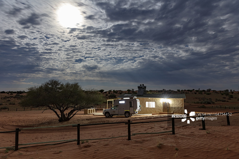 2018年纳米比亚卡拉哈里沙漠月光下的露营车图片素材