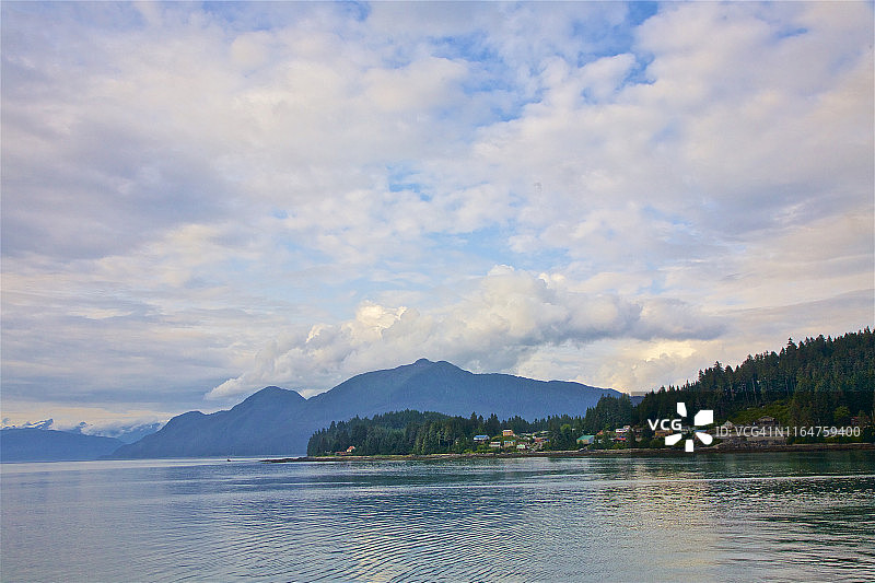 通加斯国家森林公园附近的内 passage 航道，靠近朗格尔图片素材