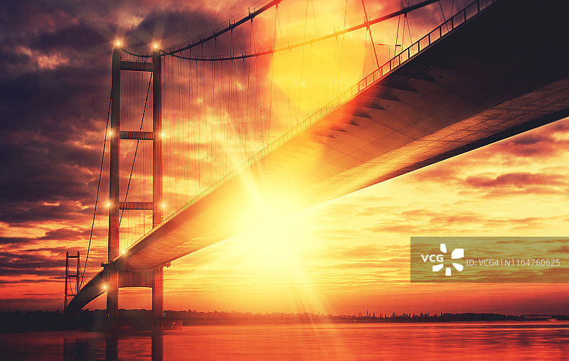 阳光下的亨伯桥图片素材