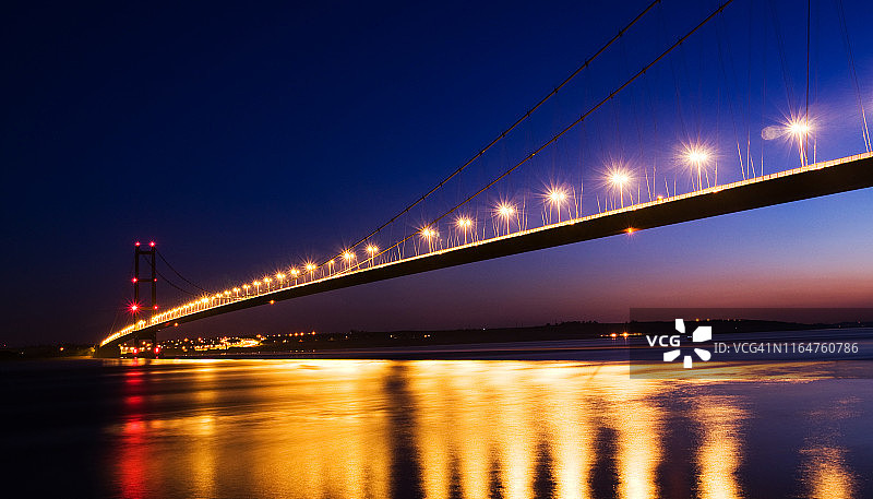 夜色下的亨伯桥图片素材