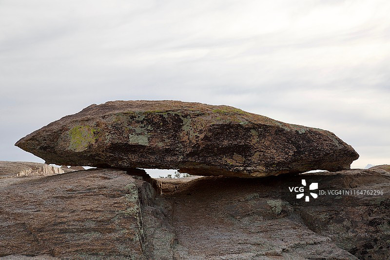 岩层中的巨石图片素材
