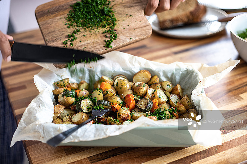 在烤蔬菜中加入欧芹图片素材