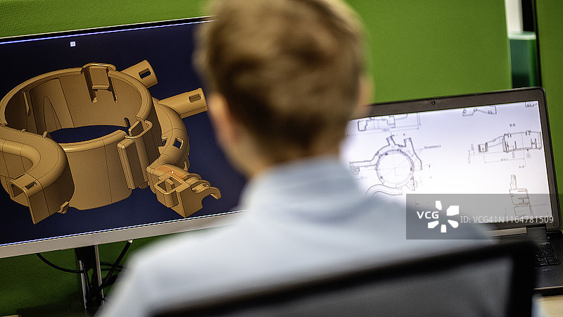 工程师使用电脑的后视图图片素材