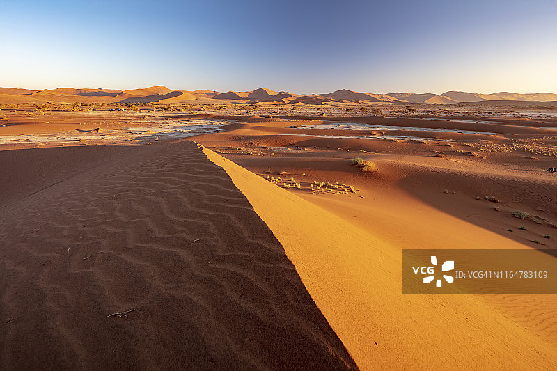 纳米比亚日出时的死亡谷沙丘图片素材