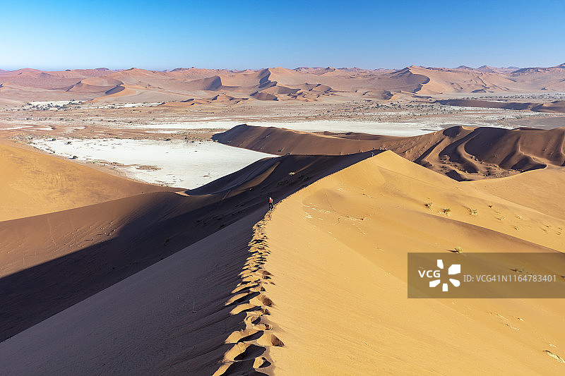 纳米比亚苏索斯维利通往大老爹沙丘的沙漠小径，2018年图片素材