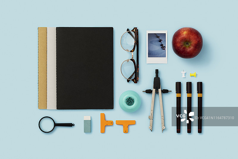 蓝色背景上的返校季扁平摆拍图片素材