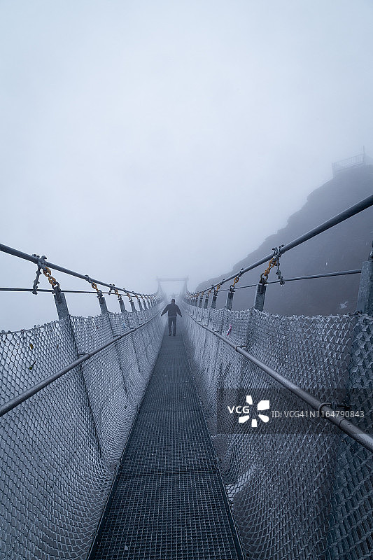 瑞士铁力士山悬崖步道图片素材