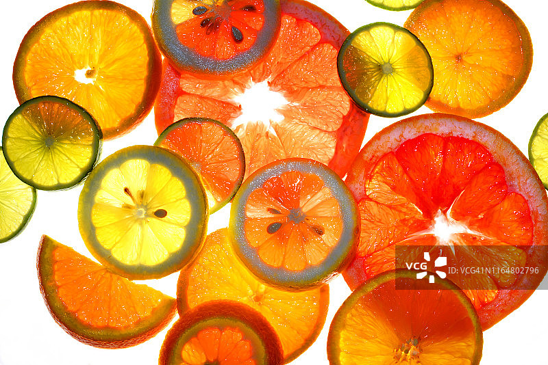 白色背景上的柑橘切片图片素材