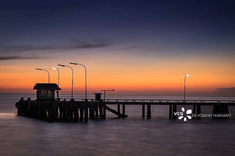 日落时分的渔夫码头图片素材