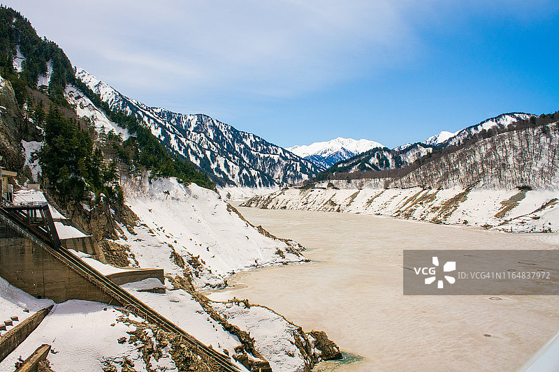 日本富山县黑部水坝和立山黑部阿尔卑斯山路线的壮丽雪山景观图片素材