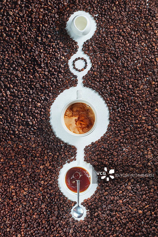 咖啡豆圆圈两杯咖啡和奶壶的创意俯拍图片素材