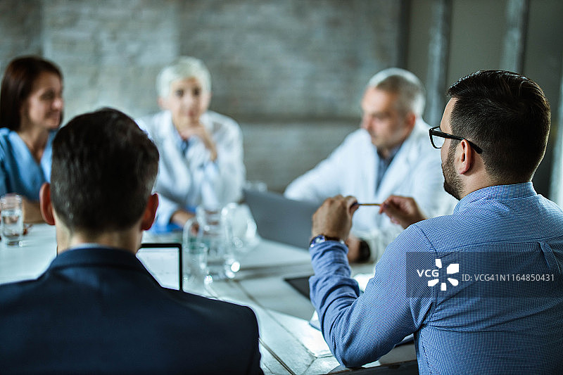 管理人员在医院与医学专家会面的背影图片素材