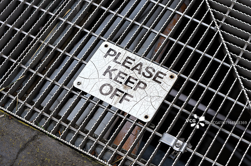 金属格栅上的“请勿靠近”警告标志图片素材