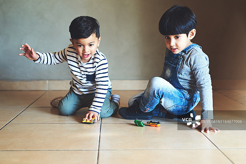 他们喜欢一起玩耍图片素材