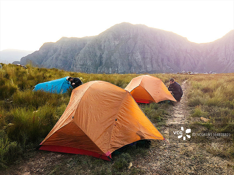 荒野山区的帐篷营地图片素材