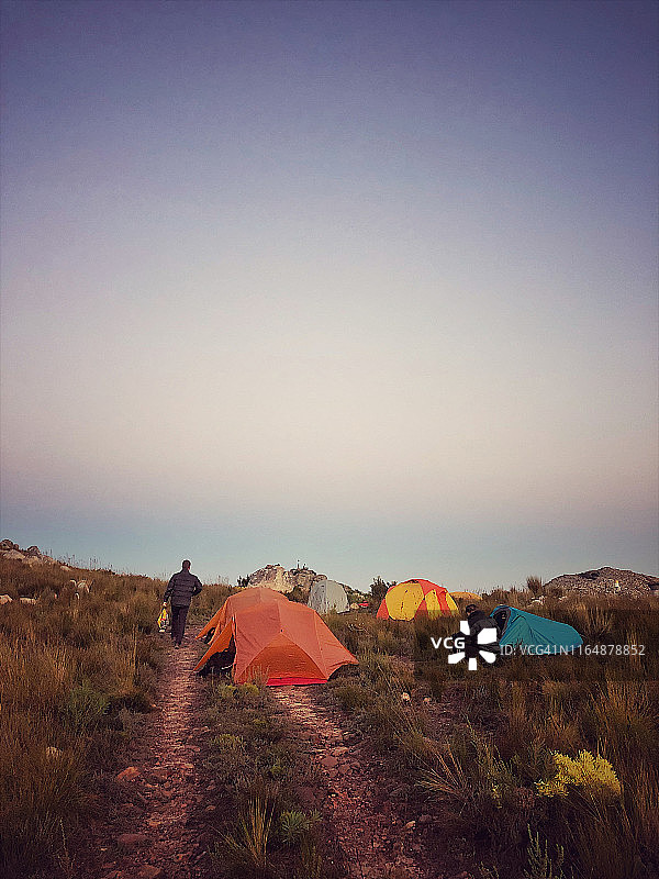 荒野中的帐篷小镇图片素材