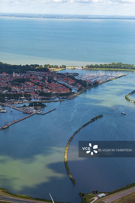 恩克赫伊曾历史港口城镇的航拍图片素材