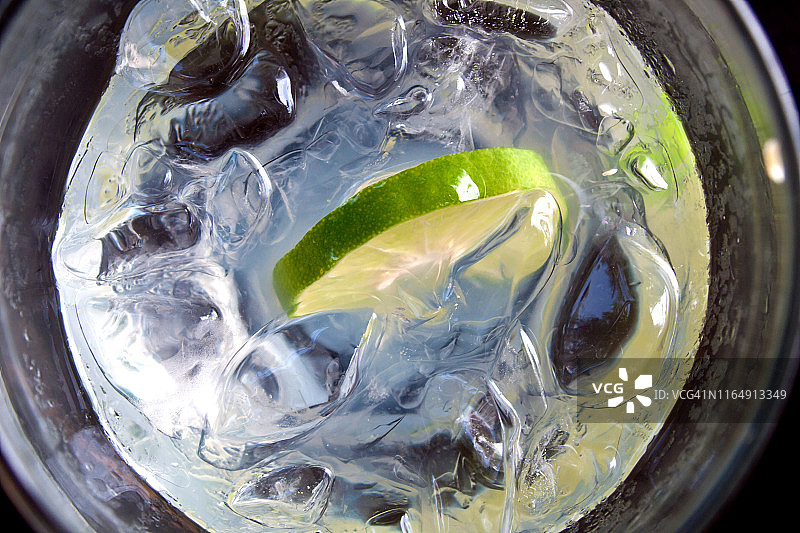 一杯加冰的青柠气泡苏打水图片素材