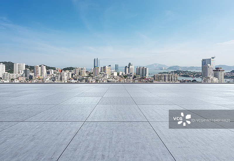城市背景下的空旷平台图片素材