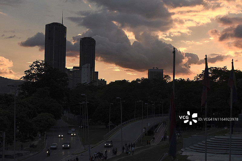 车辆在黑暗高速公路上行驶时的停电场景图片素材