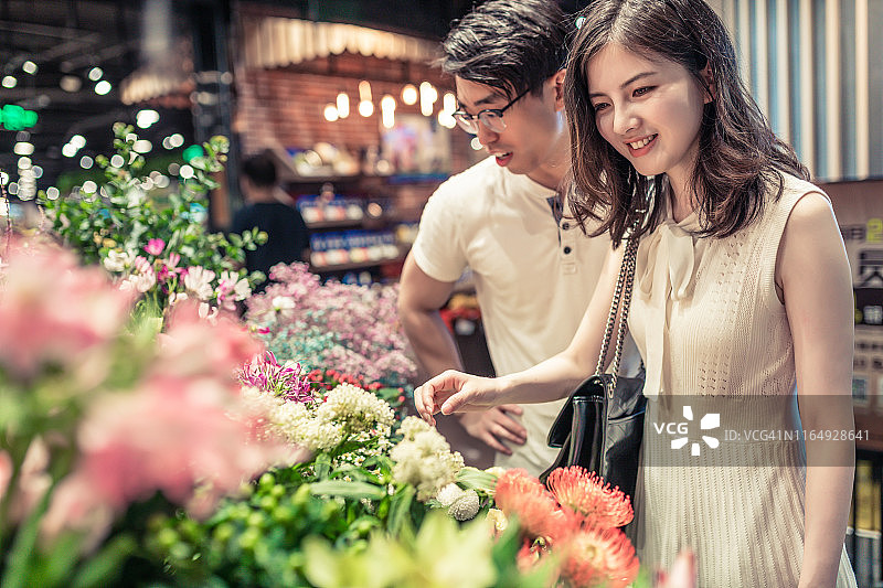 在花店选择盆栽图片素材