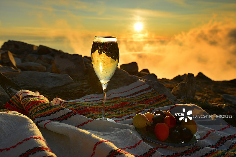 山顶日落香槟水果庆典图片素材