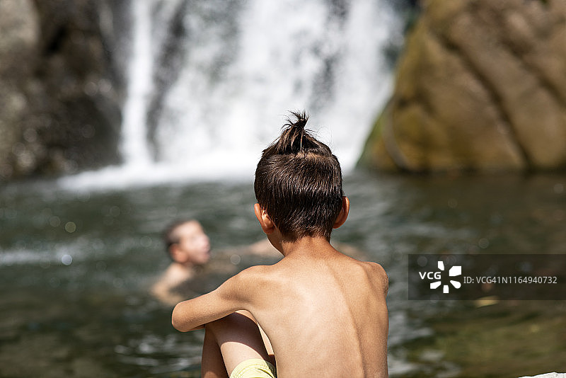 假期感到无聊的小男孩图片素材