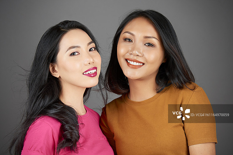 两位亚洲朋友图片素材