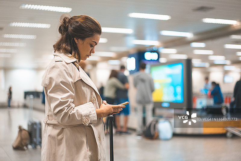 游客在机场等待航班时间图片素材