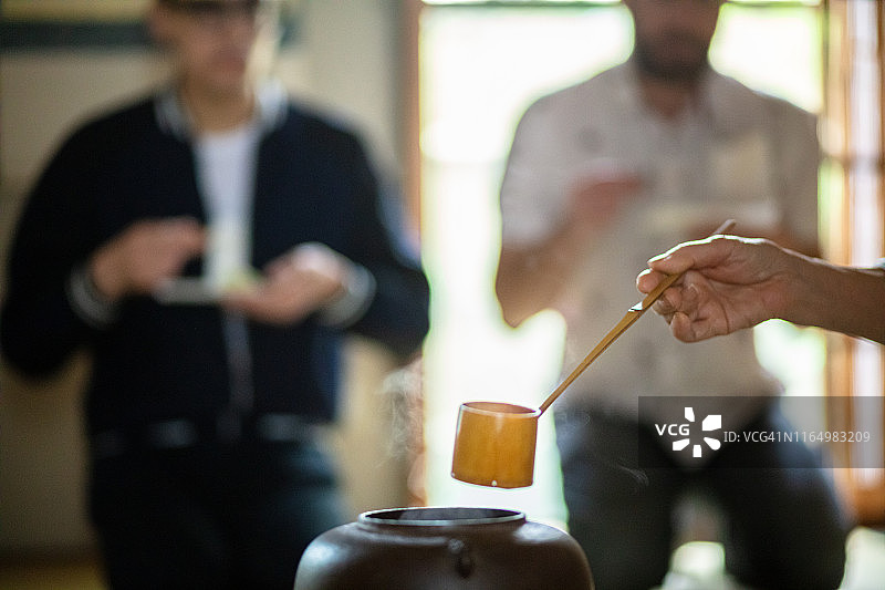 日本茶道中的两位客人图片素材