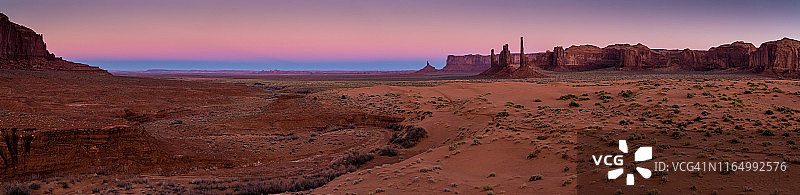 图腾柱和Yei Bi Chei立于纪念碑谷边缘图片素材