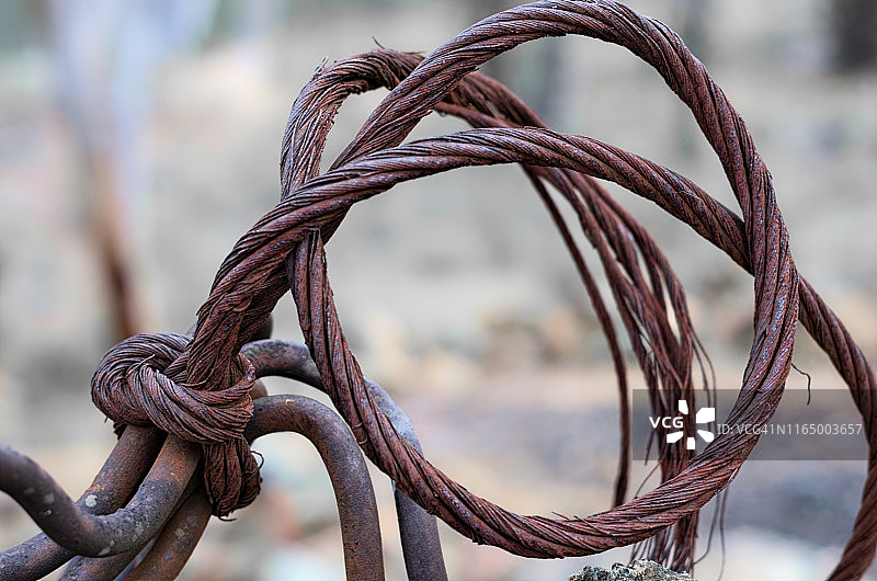 扭曲的生锈金属棒和破碎的混凝土建筑碎片图片素材