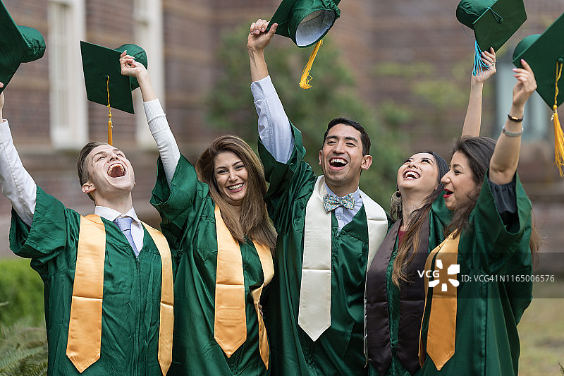 大学毕业生抛学士帽肖像图片素材