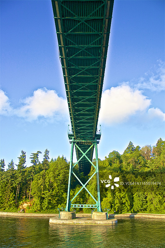 仰望不列颠哥伦比亚省温哥华的桥梁底部图片素材