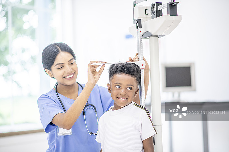 可爱的小男孩在医生办公室图片素材