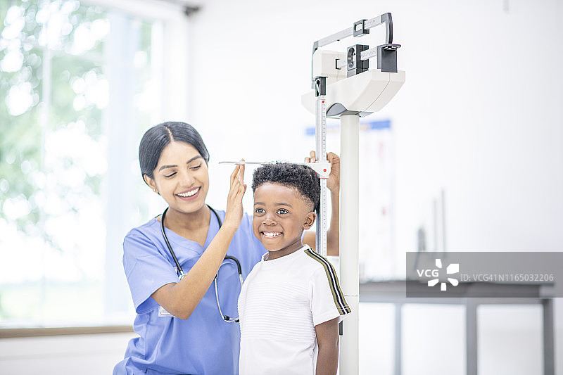 可爱的小男孩在医生办公室图片素材