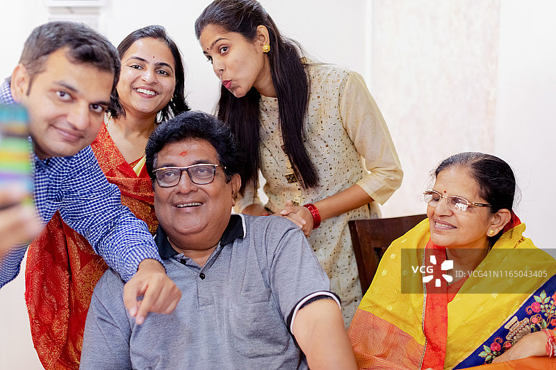 多代家庭使用智能手机自拍图片素材