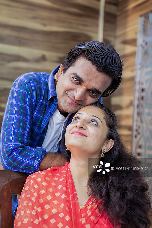 年轻的印度夫妇肖像图片素材