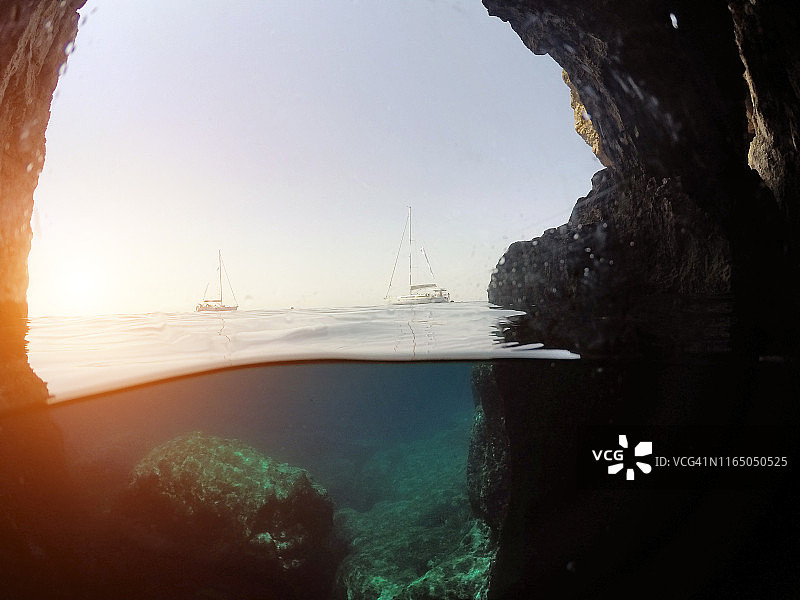 在平静的海面上航行的孤独游艇，希腊图片素材