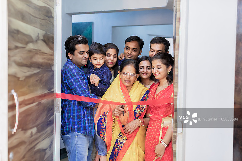 家人庆祝新房入住剪彩仪式图片素材
